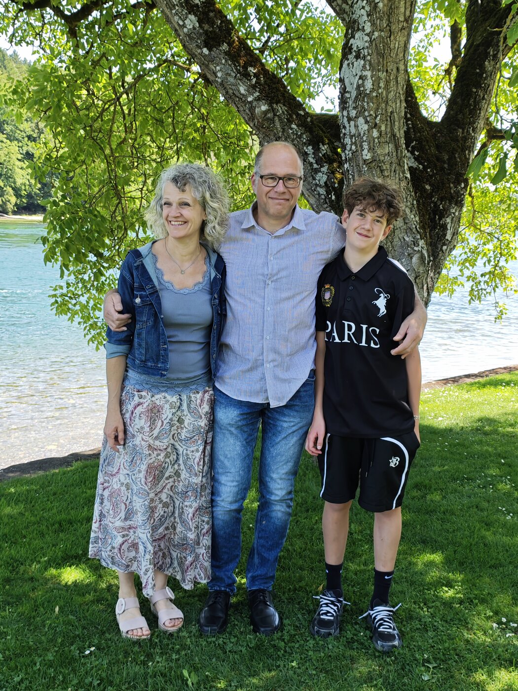 Mirjam, Markus und Benaja gemeinsam unter einem Baum