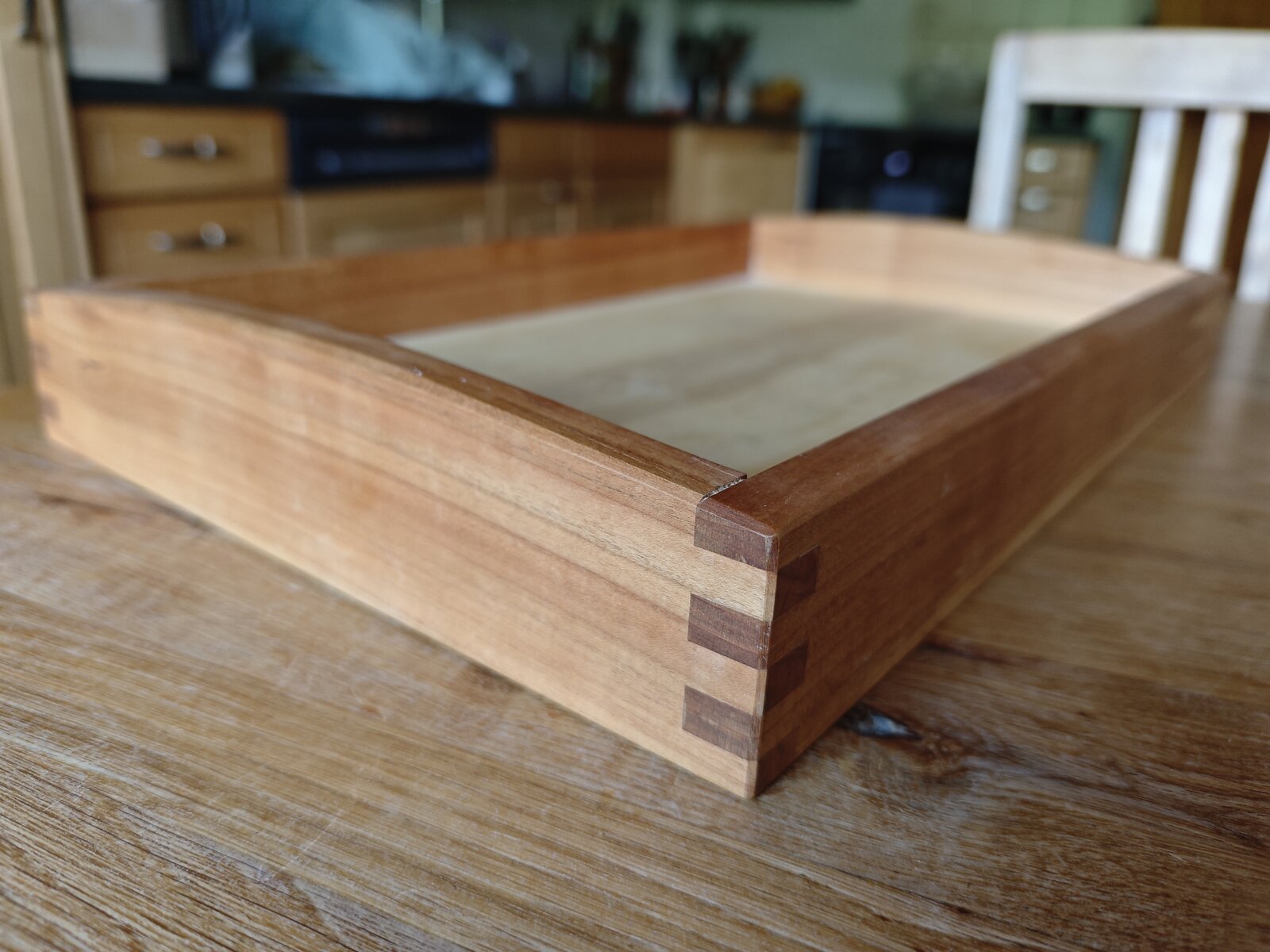 Kleines Tablett aus Kirsche und Esche mit Fingerzinken