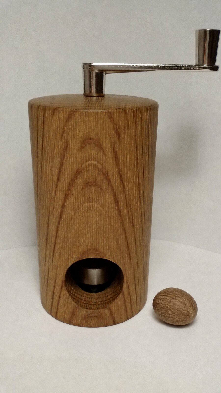 Muskatmühle aus Holz mit einer Muskatnuss